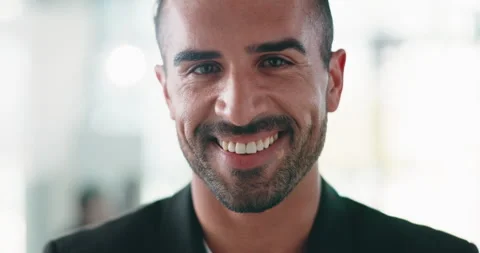 Finance, face or man in firm with smile, career pride or ambition as funding Vidéo 331655424