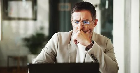 Finance, laptop and problem solving with man in home office for investment or Foto stock