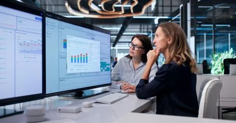 Finance Manager Examines Digital Invoice Data On Computer For Budget Planning Foto stock