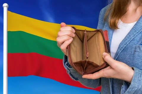 Finance problem in Lithuania. Poor person with empty wallet on national flag  Foto stock