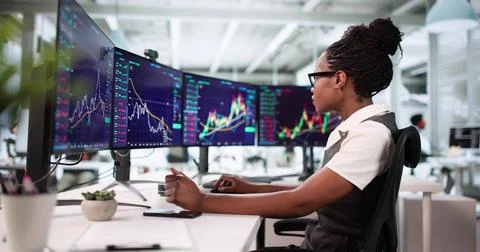 The Financial Advisor Analyzing Market Data On Her Computer Screen Foto stock