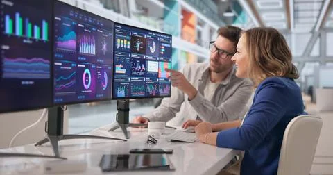 Financial Analyst Collaborates Using Data Dashboards To Enhance Business Perf Foto stock