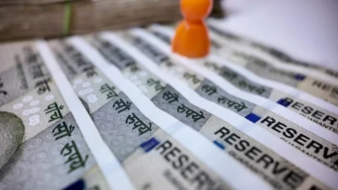 Financial analyst concept with Indian rupee currency banknotes and pawn in .. 스톡 동영상 339263511