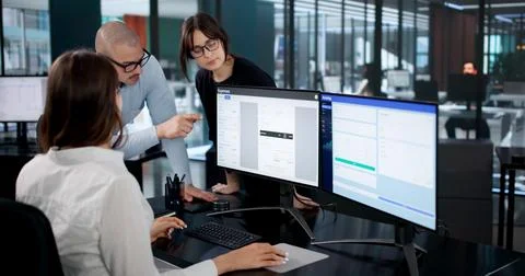 Financial Analysts Using Computer Software To Track And Monitor Budgets. Stock-Fotos