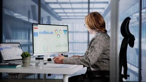 Financial Analysts Utilizing a Data Analytics Video stock 256348760
