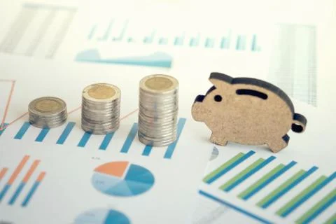 Financial banking stock spreadsheet with stack coin and piggy on accountant d Stockfoto's