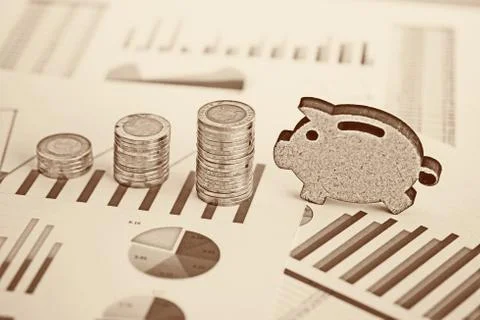 Financial banking stock spreadsheet with stack coin and piggy on accountant d Stockfoto's