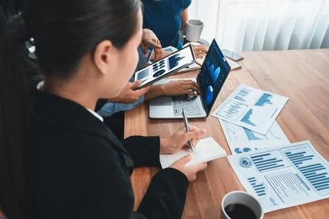 Financial dashboard data display on laptop screen. Concord Stockfoto's