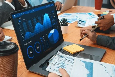 Financial dashboard data display on laptop screen. Concord Foto stock
