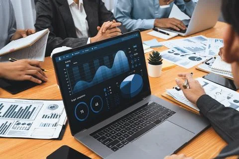 Financial dashboard data display on laptop screen. Concord Stockfoto's