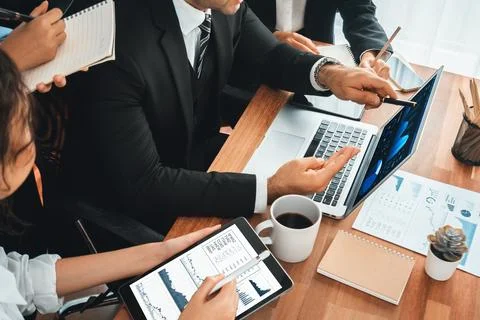 Financial data analysis dashboard display on laptop screen. Habiliment Foto stock