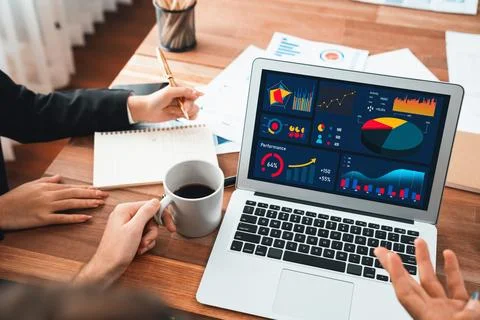 Financial data analysis dashboard display on laptop screen. Habiliment Foto stock