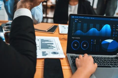Financial data analysis dashboard display on laptop screen. Habiliment Foto stock
