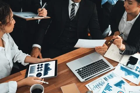 Financial data analysis dashboard display on laptop screen. Habiliment Foto stock