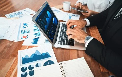 Financial data analysis dashboard display on laptop screen. Habiliment Foto stock