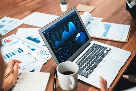 Financial data analysis dashboard display on laptop screen. Habiliment Foto stock