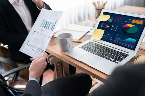 Financial data analysis dashboard display on laptop screen. Habiliment Stockfoto's