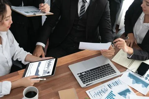 Financial data analysis dashboard display on laptop screen. Habiliment Foto stock