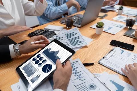 Financial data analysis dashboard display on laptop screen. Habiliment Stockfoto's