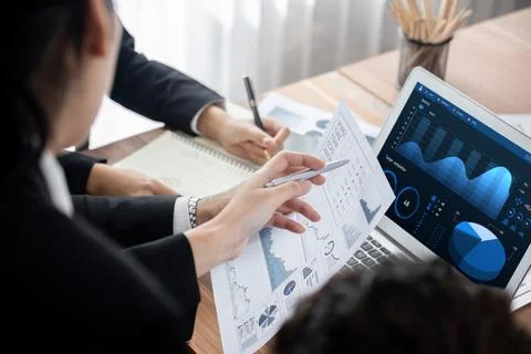 Financial data analysis dashboard display on laptop screen. Meticulous Foto stock