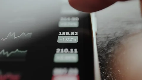 Financial data on mobile phone screen, current price for assets and percentage Vídeos de archivo 329771236