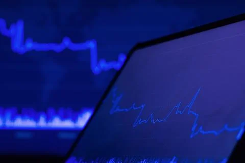 Financial data visualization on a digital device screen with stock market cha Fotos de archivo