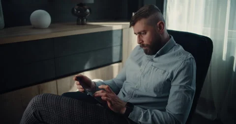 Financial Expert Working on Tablet Computer, Monitoring Real-Time Stocks and Vídeos de archivo 311122850