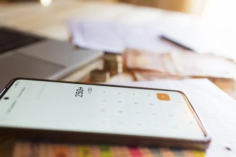 Financial problems calculating expenses and managing debt 스톡 사진