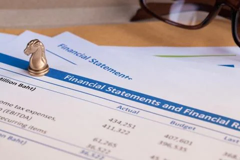 Financial statement letter on brown envelope and eyeglass, business concept;  Foto stock