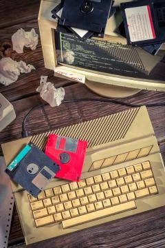 Finding solutions algorithm of programming languages on old wooden table Stock-Fotos