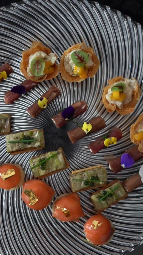 Fine dining appetizer with crispy phyllo cups, creamy cheese, mango, and tuna 스톡 동영상 328963990