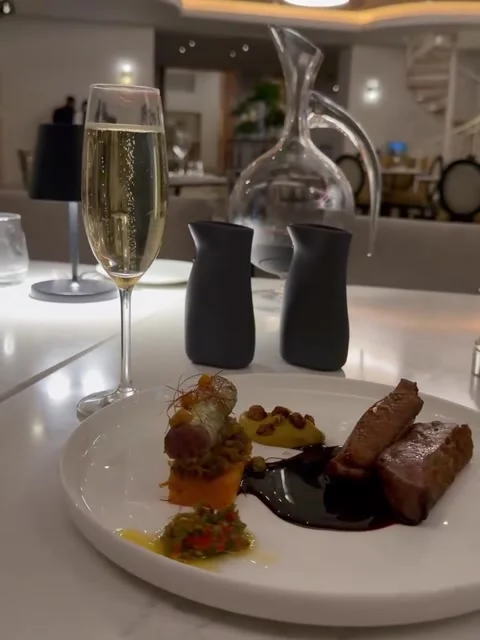 Fine Dining Dish with Champagne and Elegant Interior 库存影片 341317852