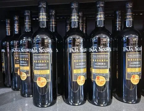 Fine red wine selection featuring Pata Negra Tempranillo from Spains Valdep.. Foto stock