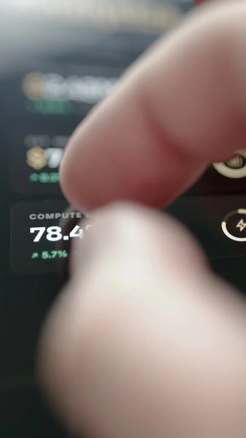 Finger Adjusting Compute Utilization KPI At 78.4 Percent 4K 스톡 동영상 341347192