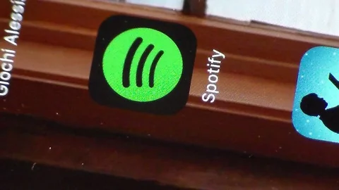 Finger click on the Spotify icon 库存影片 126272975