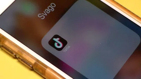 Finger click on the Tik Tok icon 库存影片 126227053