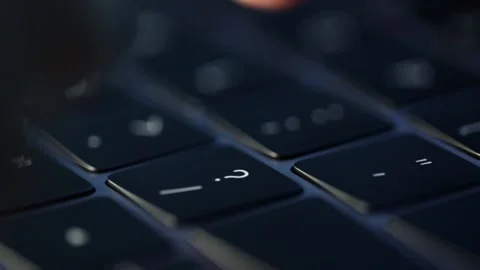 Finger constantly presses question button at night on backlit keyboard on laptop Vidéo 135820283