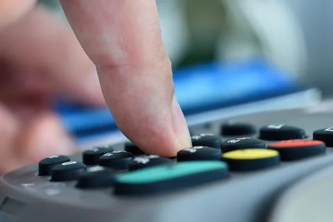 Finger dials pin code on terminal. Foto stock