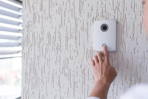The finger of a man's hand presses the button of the door, Electric lock to Foto stock