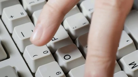 Finger presses 0 or ) button on keyboard Vídeos de archivo 121073265