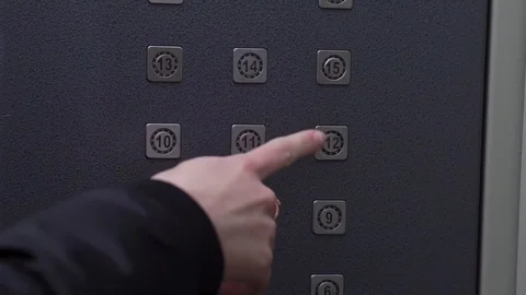 Finger presses the button 12 floors in the elevator Vidéo 114751883