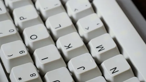 Finger presses I button on keyboard Видео 121072560