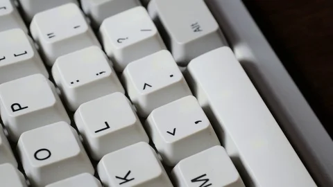 Finger presses L button on keyboard Видео 121073042