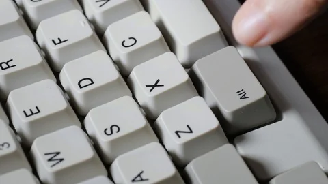 Finger presses left ALT button on keyboard Vídeos de archivo 121071916