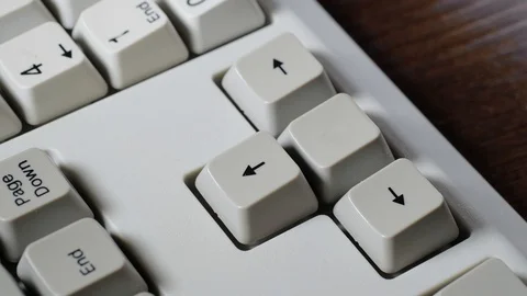 Finger presses LEFT button on keyboard Vídeos de archivo 121077857