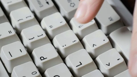 Finger presses P button on keyboard Видео 121073307
