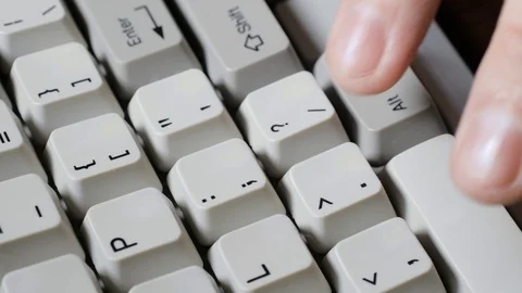 Finger presses point or > button on keyboard Vidéo 121073054