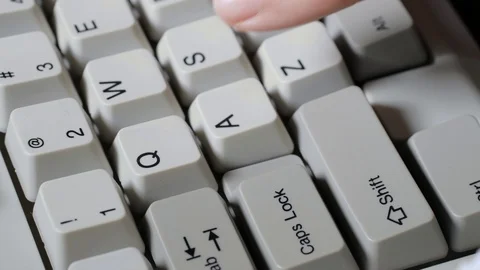 Finger presses Q button on keyboard Vídeos de archivo 121071875