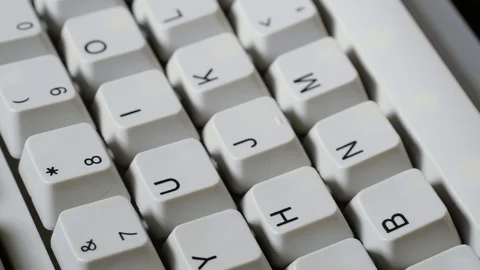 Finger presses U button on keyboard Vidéo 121072325