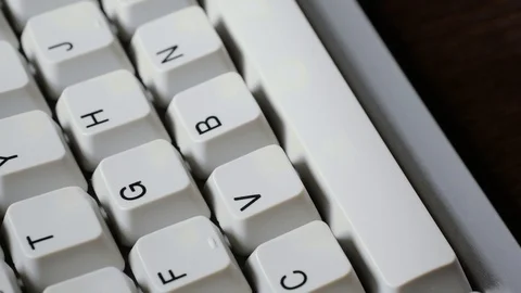 Finger presses V button on keyboard 動画素材 121072126